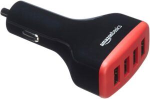 为四个设备充电：Amazon Basics 4 端口多 USB 车载充电器